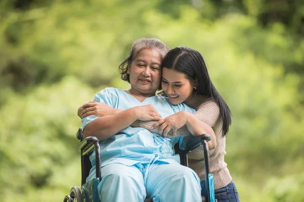 祖母と車椅子に座って陽気なコンセプト幸せな家族と話す孫娘 — ストック写真