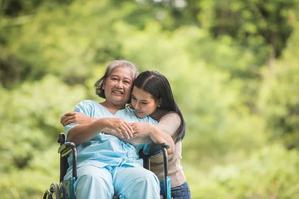 Nieta Hablando Con Abuela Sentada Silla Ruedas Concepto Alegre Familia — Foto de Stock