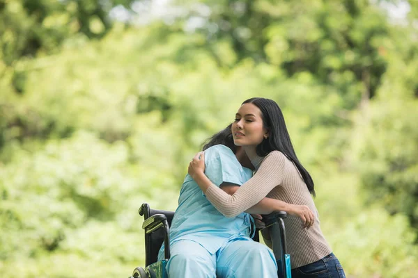 Nieta Hablando Con Abuela Sentada Silla Ruedas Concepto Alegre Familia — Foto de Stock