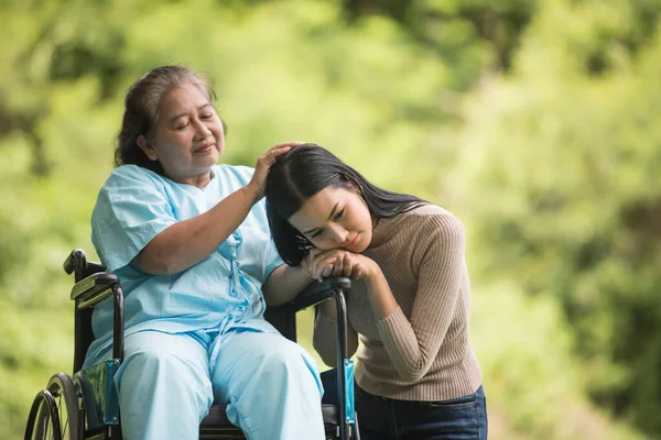Внучка Разговаривает Своей Бабушкой Сидя Инвалидной Коляске Веселая Концепция Счастливая — стоковое фото