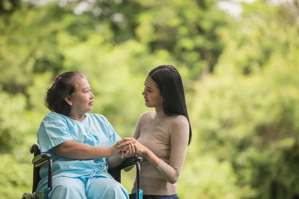 Внучка Разговаривает Своей Бабушкой Сидя Инвалидной Коляске Веселая Концепция Счастливая — стоковое фото