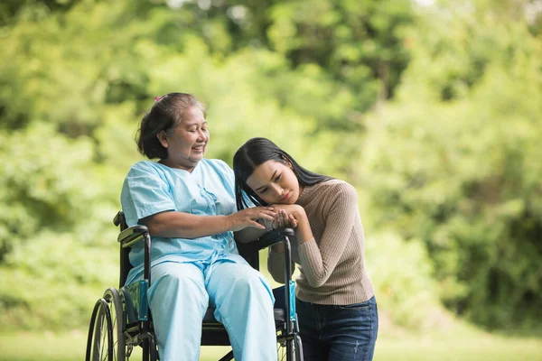 Nieta Hablando Con Abuela Sentada Silla Ruedas Concepto Alegre Familia — Foto de Stock