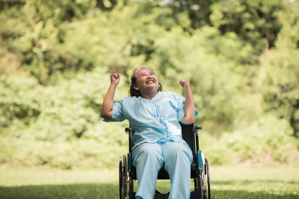 病院の庭で車椅子に座っている孤独な老女 — ストック写真