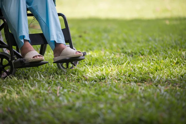 Cerca Mujer Anciana Solitaria Sentada Silla Ruedas Jardín Hospital — Foto de Stock