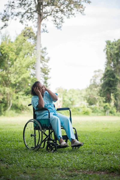 Mujer Anciana Sola Sentada Triste Sensación Silla Ruedas Jardín Hospital — Foto de Stock
