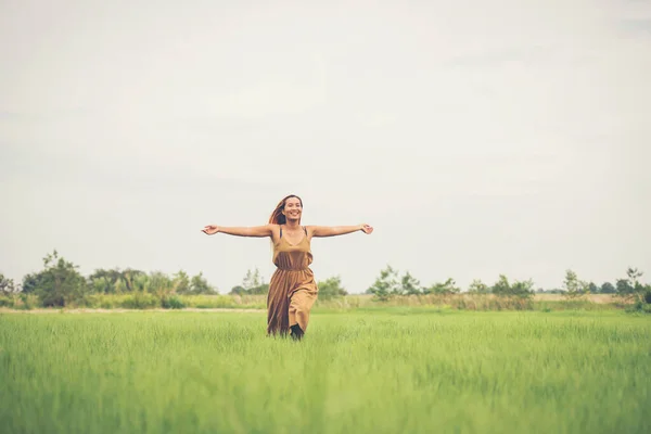 Szczęśliwa Kobieta Działa Cieszyć Się Polu Trawy — Zdjęcie stockowe