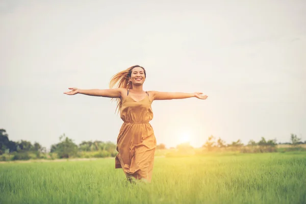 Mulher Feliz Correndo Desfrutar Campo Grama — Fotografia de Stock