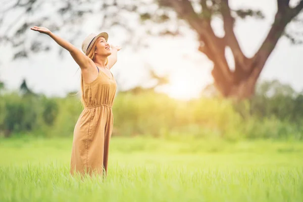 Young Woman Standing Grass Field Raising Hands Air — Stock Photo, Image