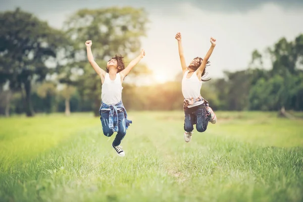Duas Meninas Felizes Salto Parque Natureza — Fotografia de Stock