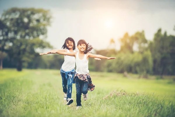 Duas Meninas Bonitinhas Estão Correndo Grama Verde Melhores Amigos — Fotografia de Stock