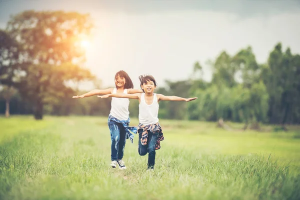 Dos Niñas Lindas Están Corriendo Sobre Hierba Verde Mejores Amigos — Foto de Stock