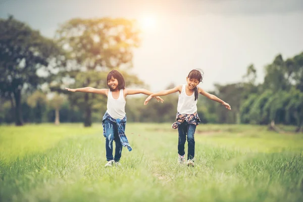 Dos Niñas Lindas Están Corriendo Sobre Hierba Verde Mejores Amigos — Foto de Stock