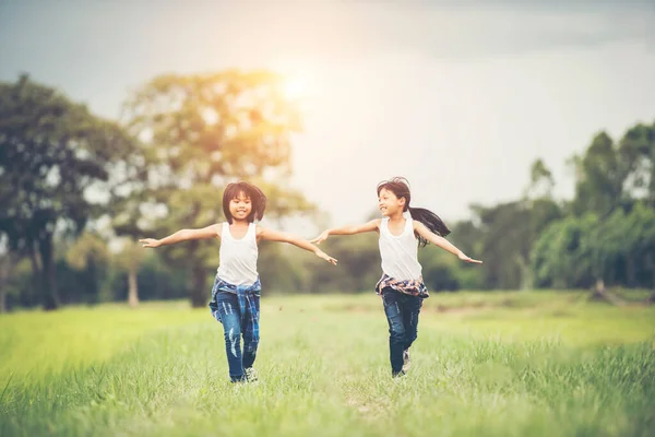 Dos Niñas Lindas Están Corriendo Sobre Hierba Verde Mejores Amigos — Foto de Stock