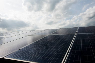 Güneş enerjisi için enerji istasyonundaki güneş pili çiftliği 