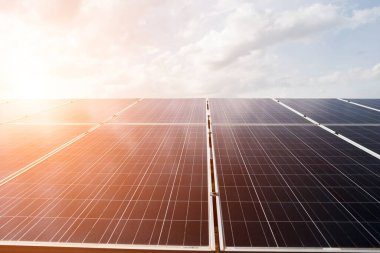 Güneş enerjisi için enerji istasyonundaki güneş pili çiftliği 