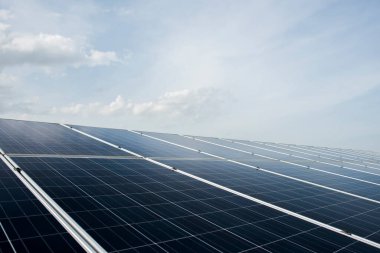 Güneş enerjisi için enerji istasyonundaki güneş pili çiftliği 