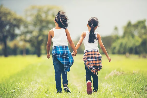 Zwei Kleine Mädchen Halten Hand Hand Und Haben Spaß Park — Stockfoto