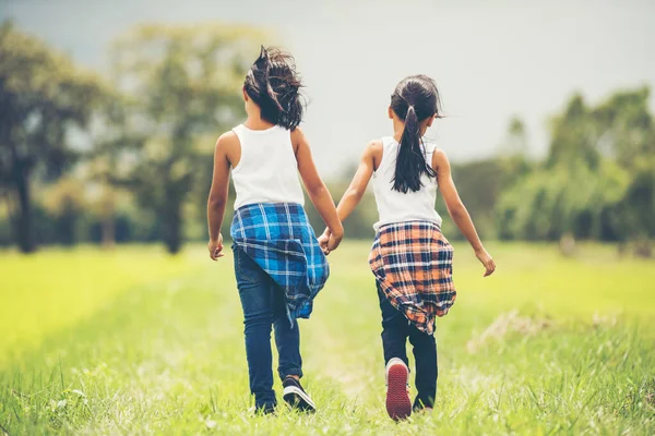 Dos Niñas Mano Sosteniendo Juntos Divertirse Parque — Foto de Stock