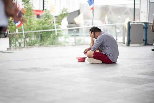 Touriste Perdu Argent Mendier Argent Dans Rue — Photo