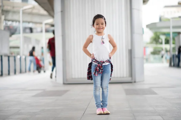 スマート女の子子供立って街 — ストック写真