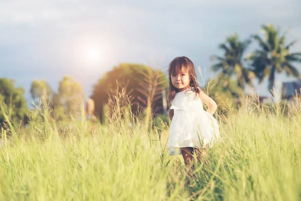 Menina Feliz Prado — Fotografia de Stock