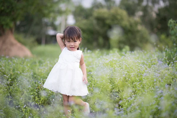 Menina Feliz Prado — Fotografia de Stock