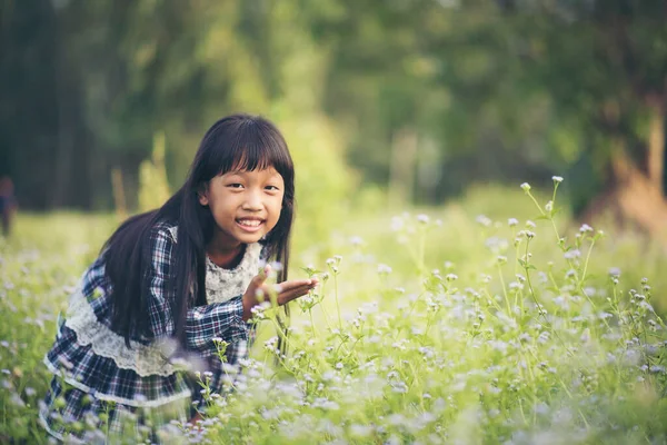 Щаслива Маленька Дівчинка Стоїть Лузі — стокове фото