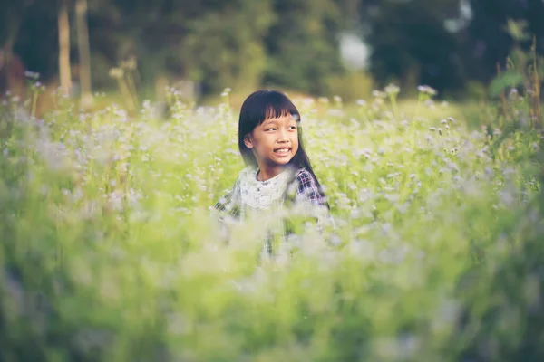 Ragazza Felice Seduta Sul Prato — Foto Stock