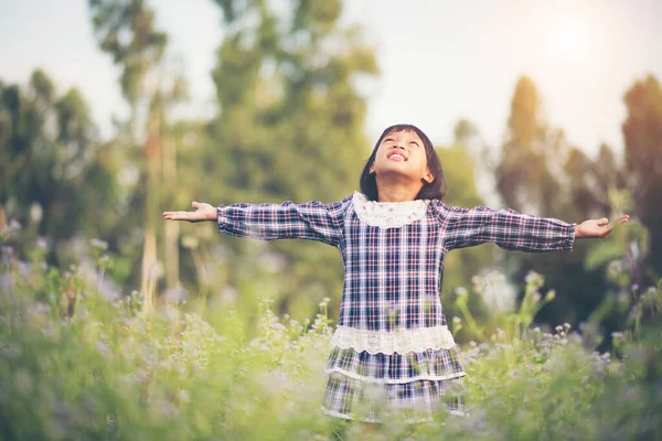 Menina Levantando Mão Refrescar — Fotografia de Stock