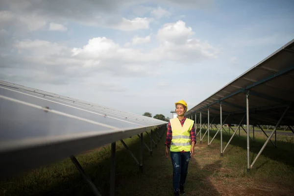 Engenheiro Mulher Elétrica Verificação Manutenção Células Solares — Fotografia de Stock