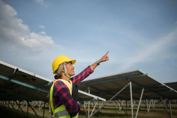 Engenheiro Mulher Elétrica Verificação Manutenção Células Solares — Fotografia de Stock