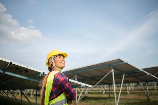Engenheiro Mulher Elétrica Verificação Manutenção Células Solares — Fotografia de Stock