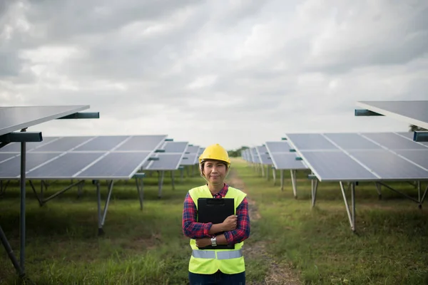 Engenheiro Mulher Elétrica Verificação Manutenção Células Solares — Fotografia de Stock