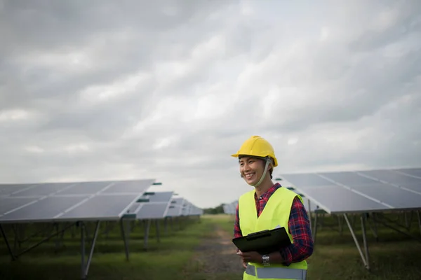 Engenheiro Mulher Elétrica Verificação Manutenção Células Solares — Fotografia de Stock