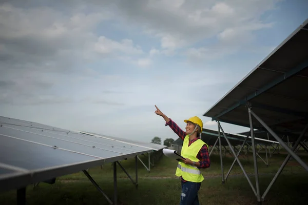 Engenheiro Mulher Elétrica Verificação Manutenção Células Solares — Fotografia de Stock