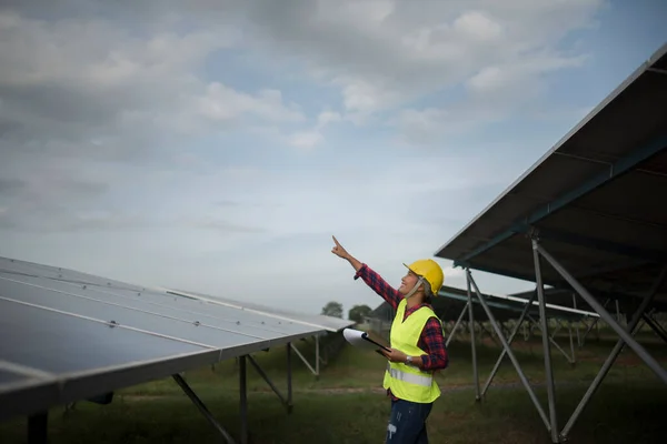 Engenheiro Mulher Elétrica Verificação Manutenção Células Solares — Fotografia de Stock