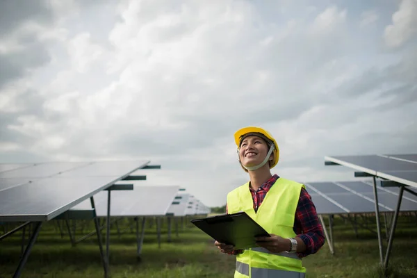 Engenheiro Mulher Elétrica Verificação Manutenção Células Solares — Fotografia de Stock