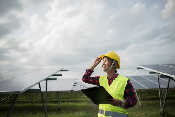 Engenheiro Mulher Elétrica Verificação Manutenção Células Solares — Fotografia de Stock