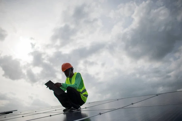 Engenheiro Técnico Verifica Manutenção Dos Painéis Células Solares — Fotografia de Stock