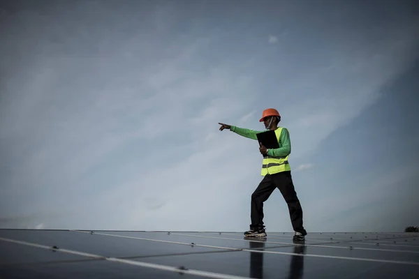 Engenheiro Técnico Verifica Manutenção Dos Painéis Células Solares — Fotografia de Stock