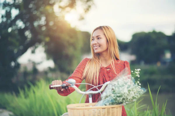 Jeune Asiatique Belle Femme Équitation Vélo Dans Parc — Photo