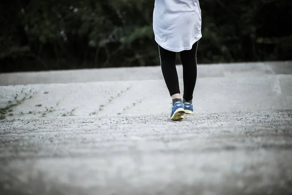 ランニングシューズの閉鎖フィットネス女性のトレーニングとジョギング — ストック写真