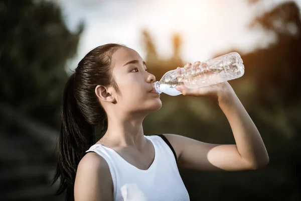 Mooie Jonge Fitness Vrouw Drinkwater Het Lopen Oefening — Stockfoto