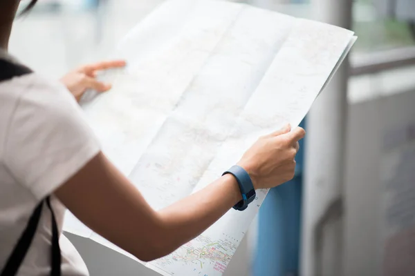 Vrouwelijke Toerist Met Stadsplattegrond Zoek Bestemming Rechtenvrije Stockfoto's