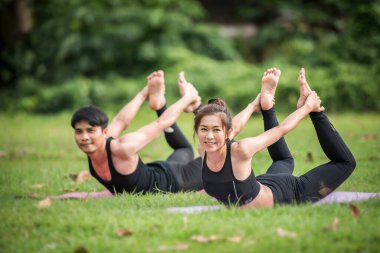 Yoga hareketi parkta sağlıklı.