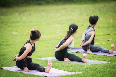 Yoga hareketi parkta sağlıklı.