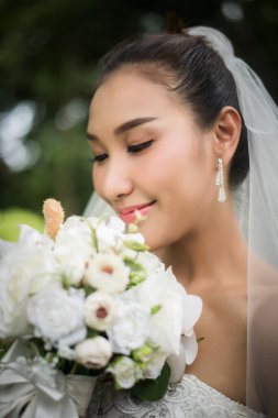 Gelin buketi ile Güzel Gelin 'in yakın çekimi.