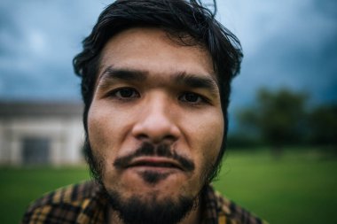 Kızgın bir adamın portresi