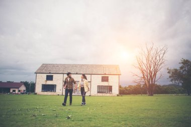 İki genç öğrenci okuldan sonra ders çalışmaktan bahsediyor.