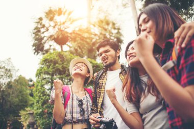Bir grup arkadaş şehir içinde seyahat ederken sohbet ederken eğleniyorlar..